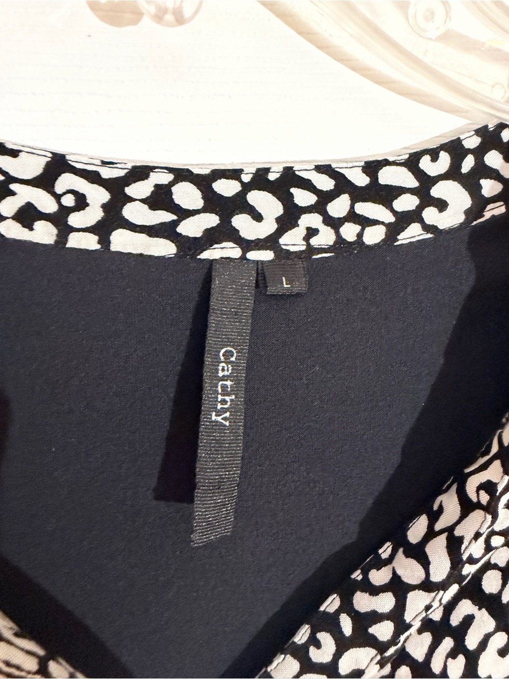 Ladies Size Large "CATHY" Black & White Animal-Print V-Neck Blouse GUC - Picture 2 of 7